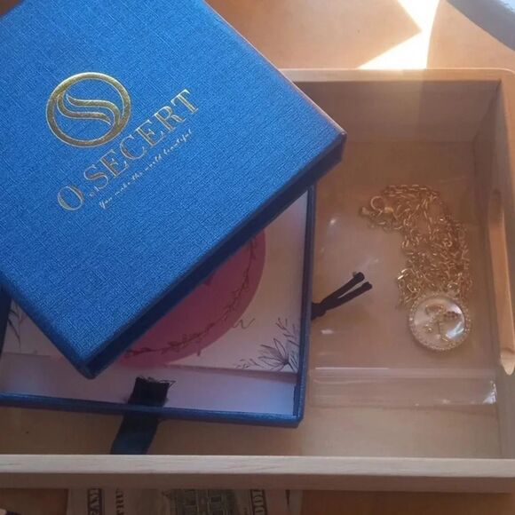 Letter K initial necklace‎ - Picture 3 of 3